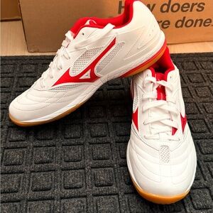 Mizuno Men's White and Red Athletic Shoes